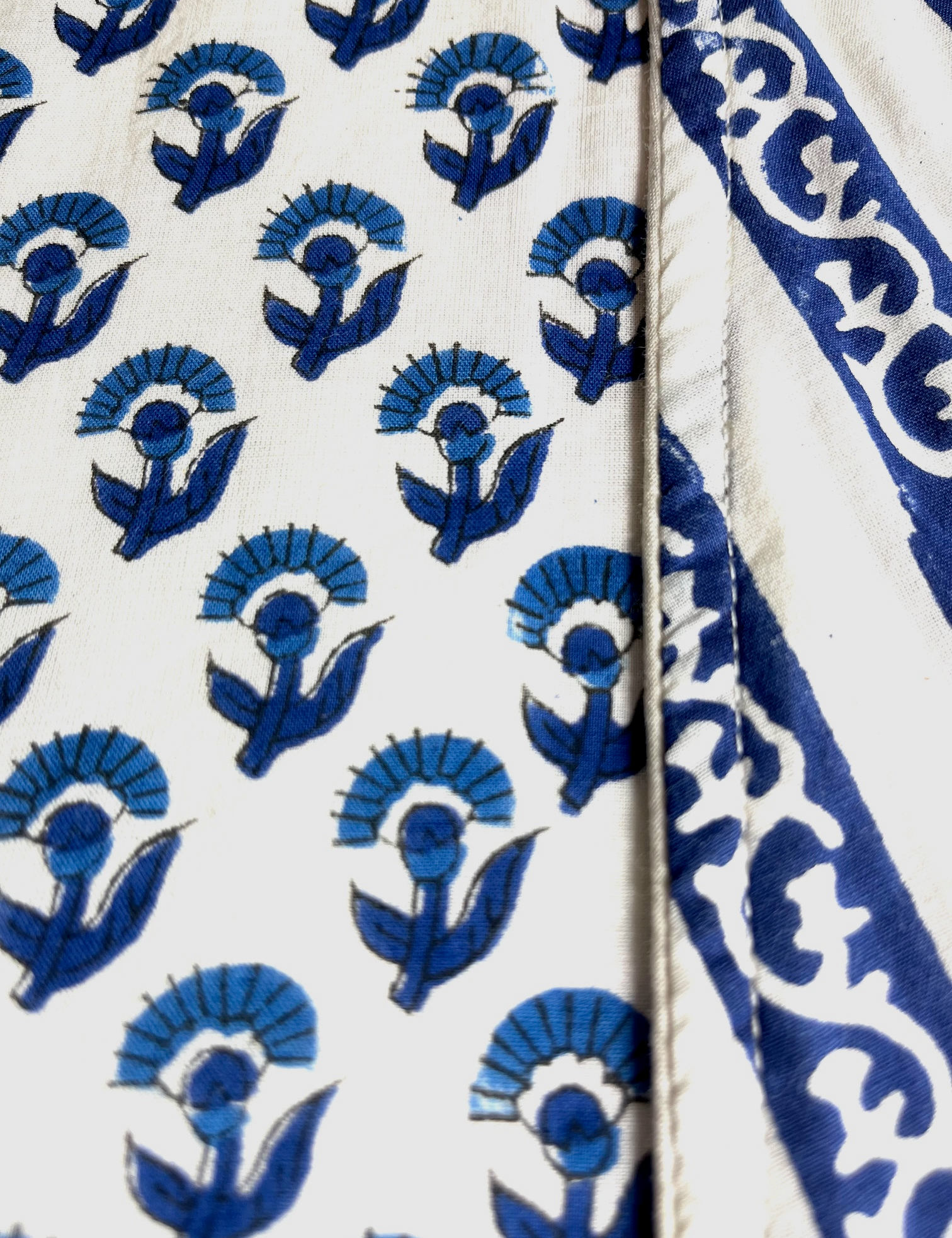 Blue_flower_stripe_close.png
