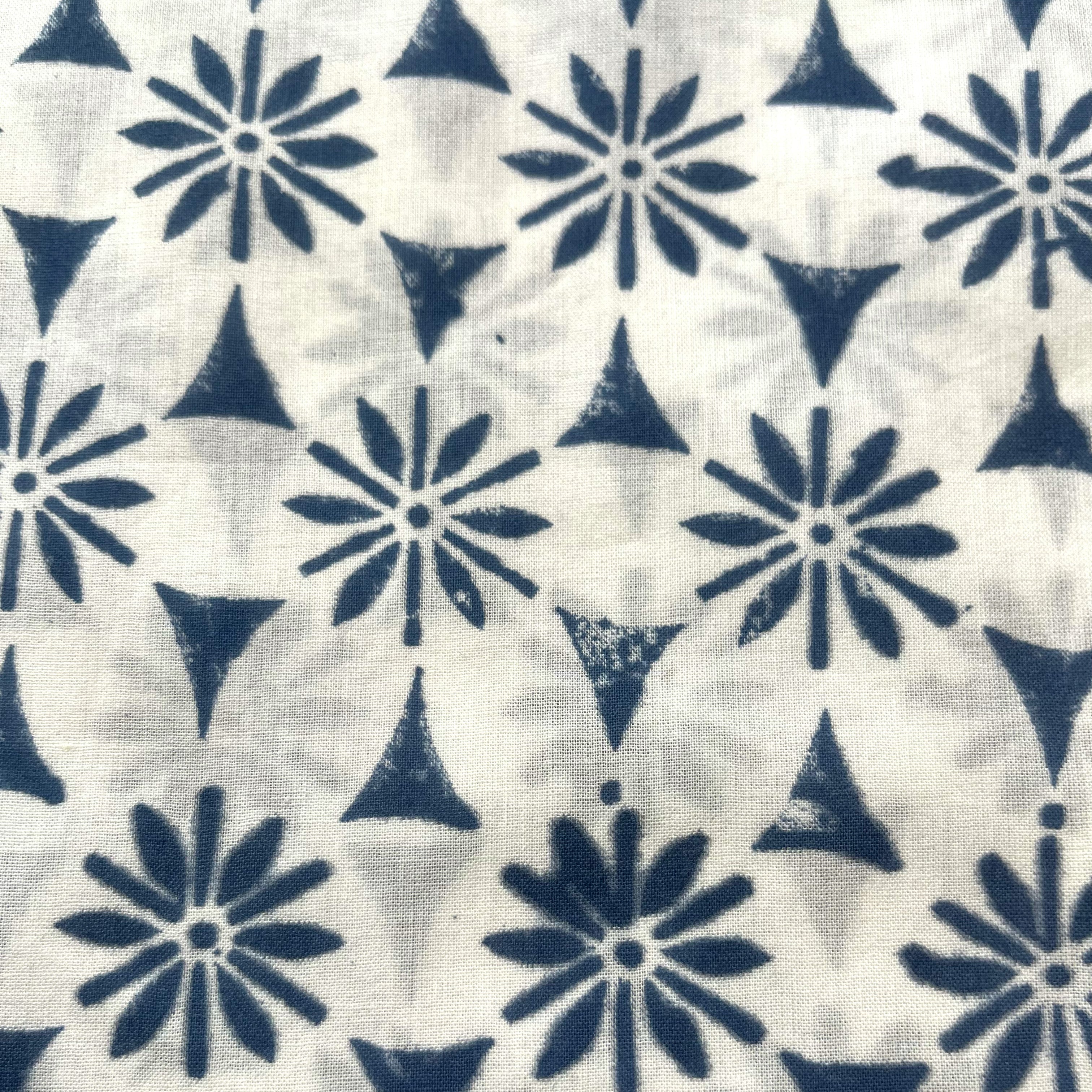 blue_daisy_6fd4266c-899f-4c8a-be86-9cc98a9193c7.jpg