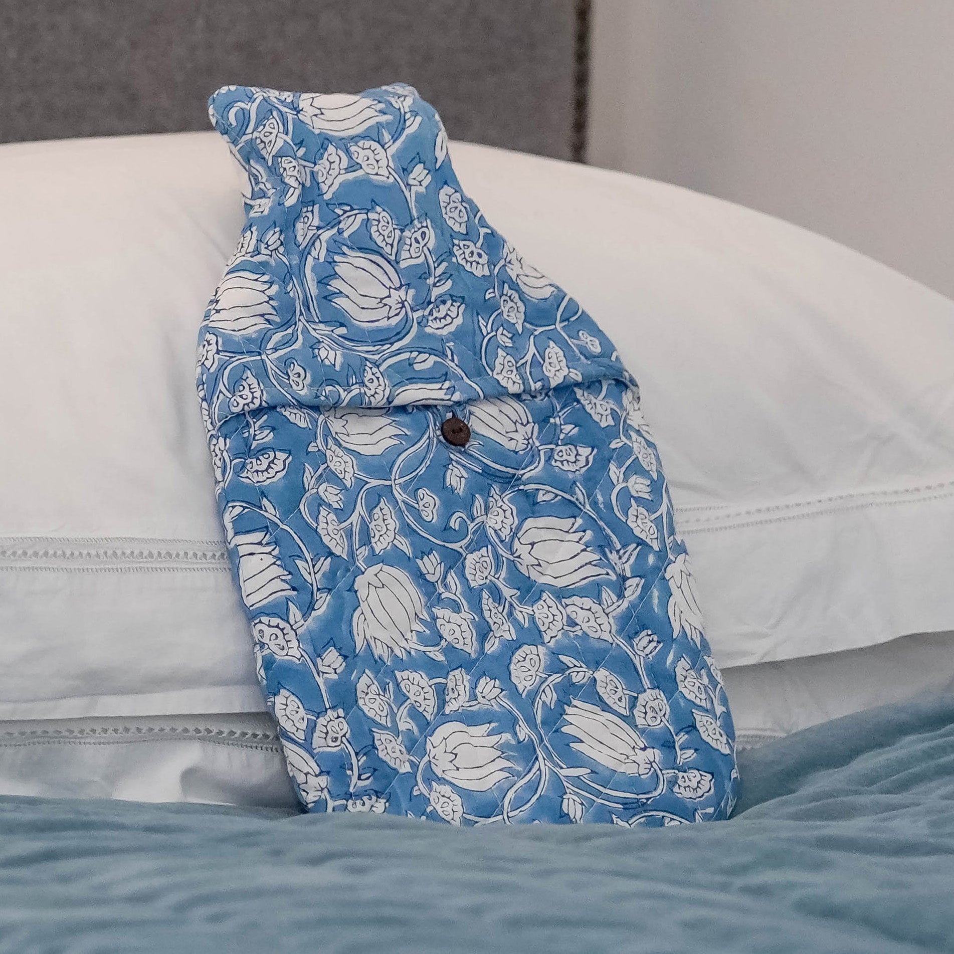 blue_white_floral_HW_bottle_dd19667b-98a2-4b1b-a31f-c1834e9980cc.jpg