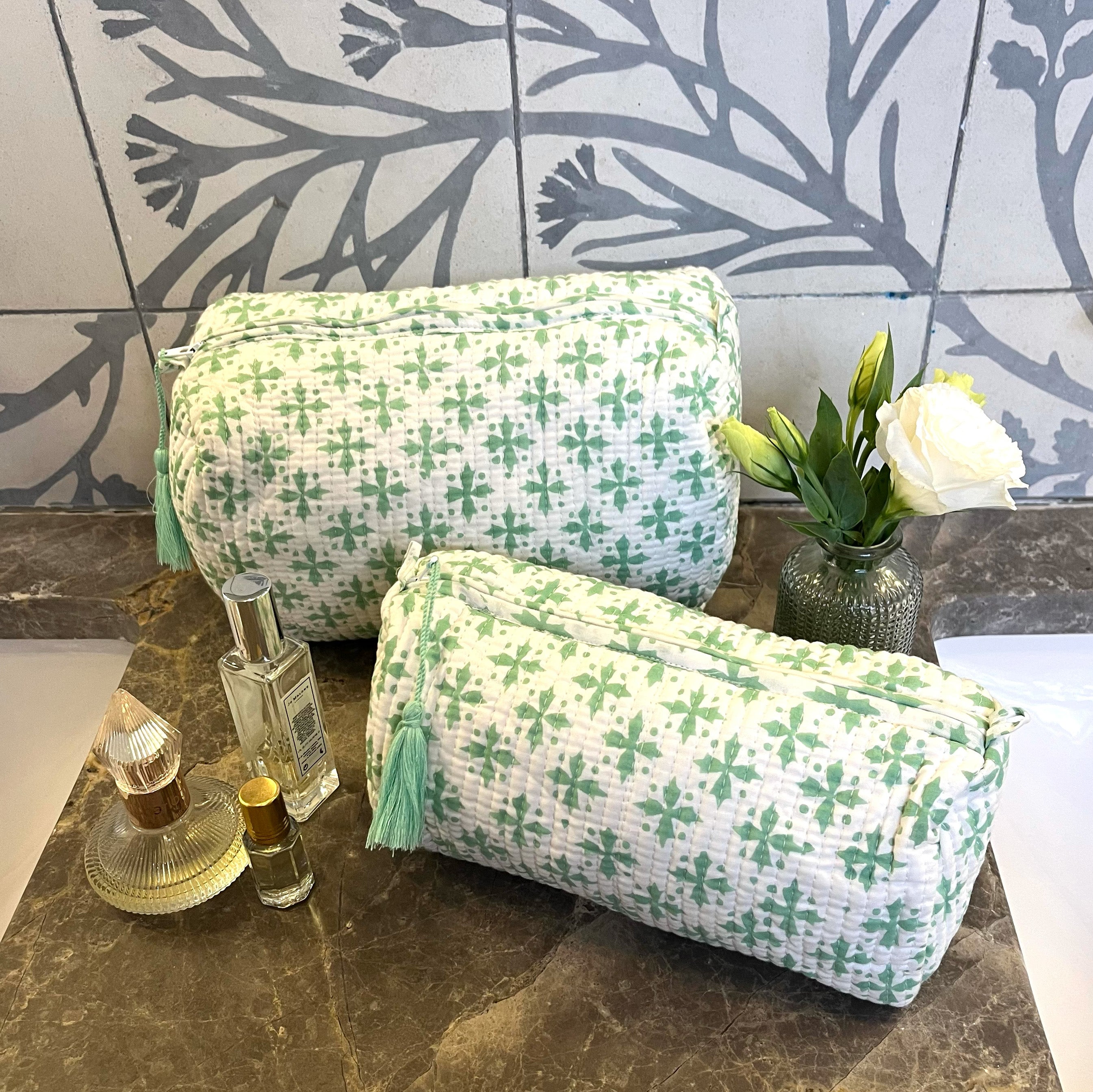 COTTON WASH BAG - GREEN CLOVER
