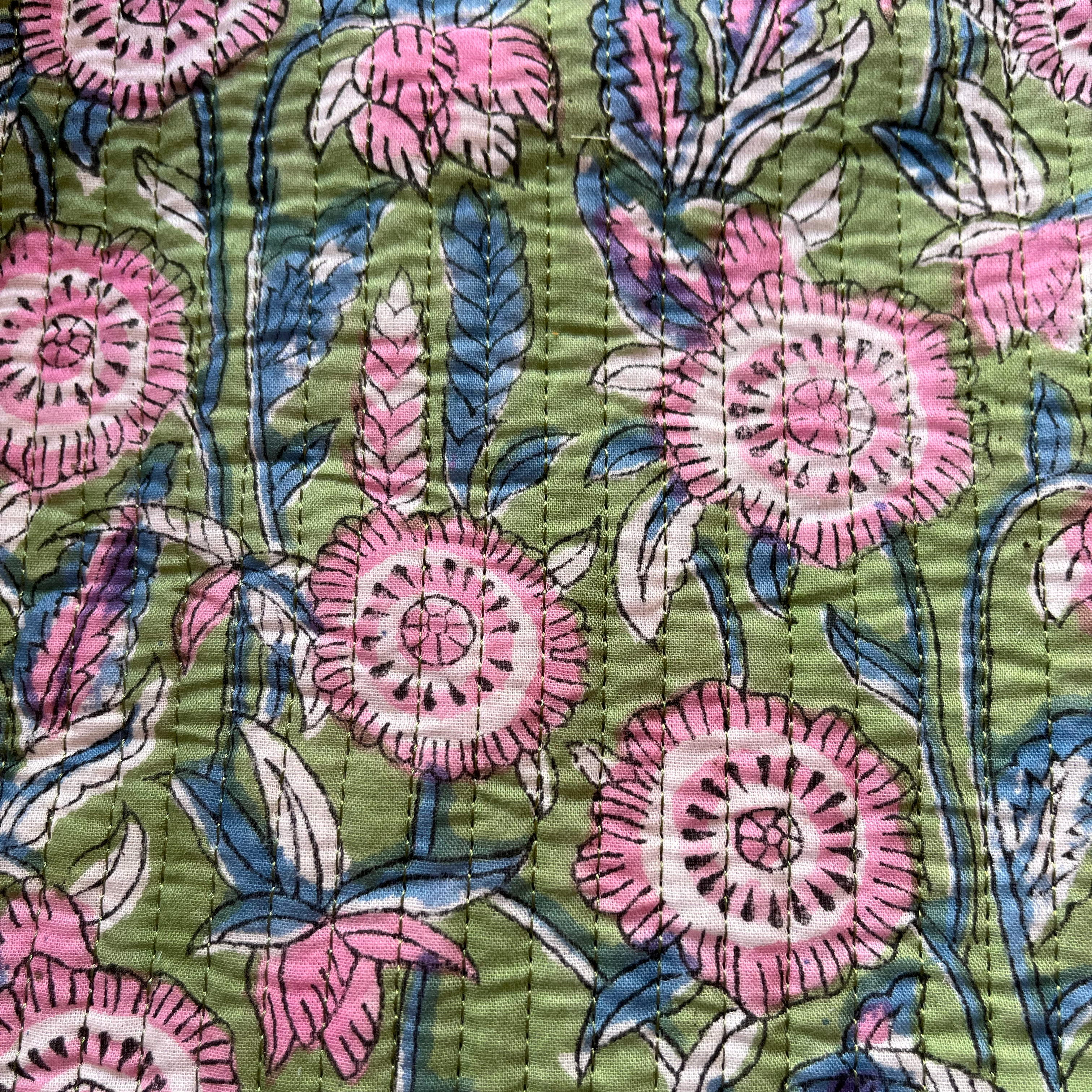 green_pink_flower_close_wend.png