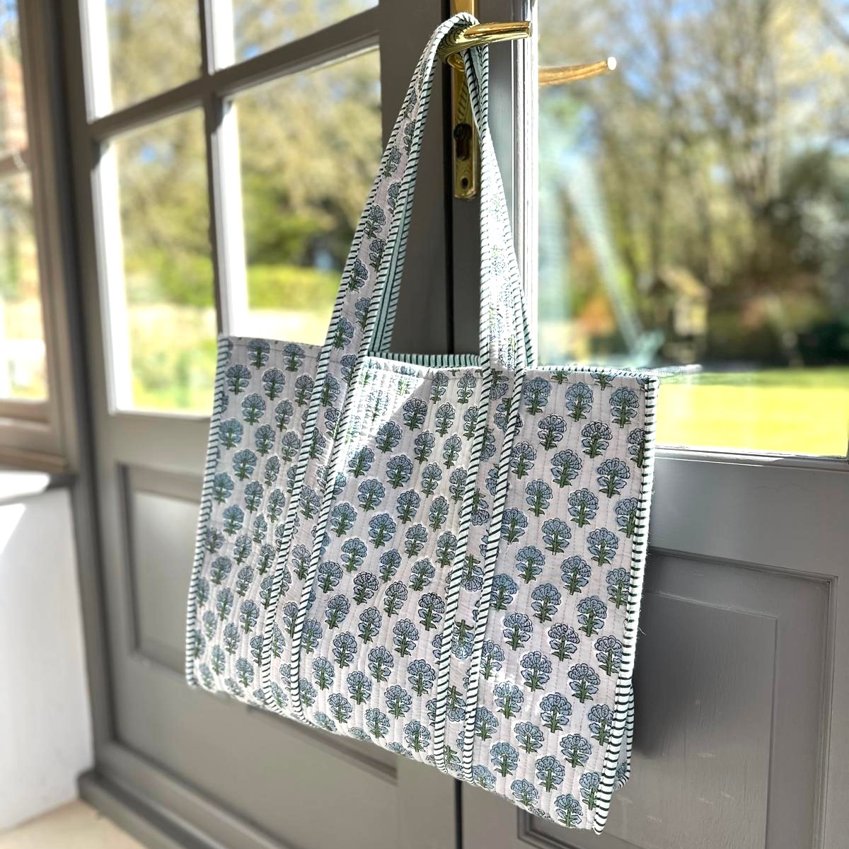 grey_blue_flower_bag.png