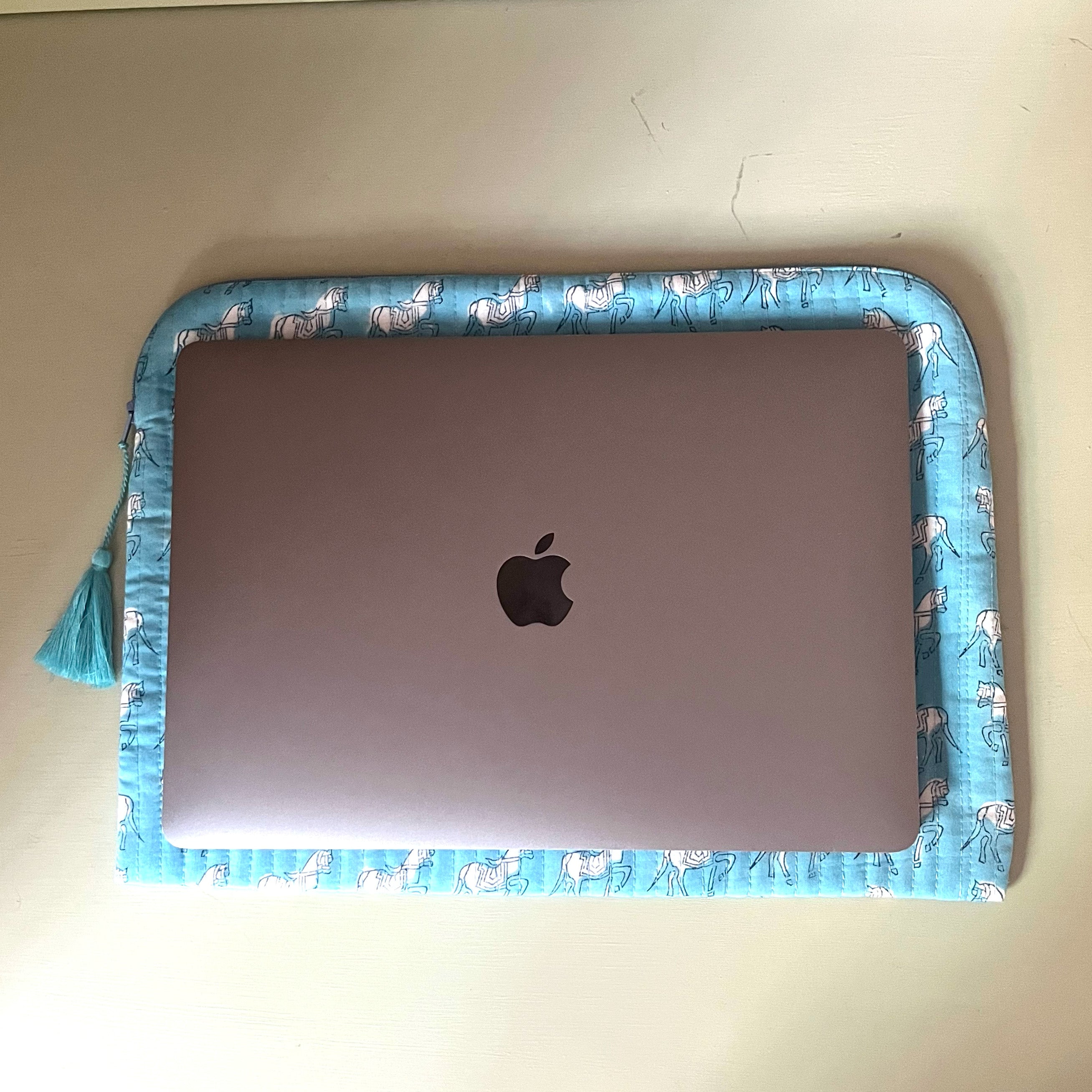 LAPTOP CASE - SKY BLUE HORSE